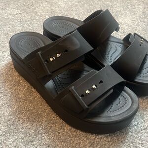 Crocs Brooklyn sandals